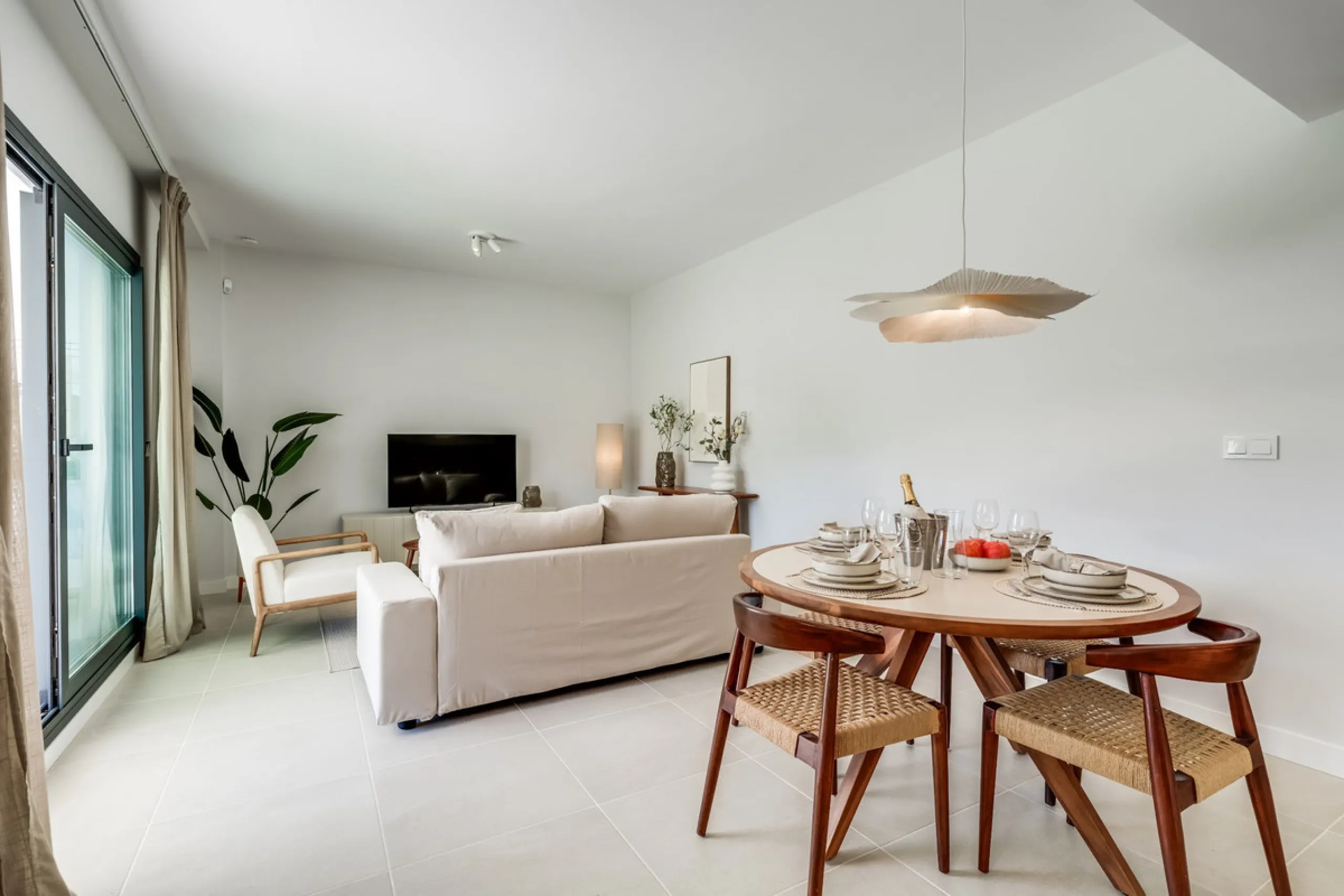 Apartment - Ground Floor Apartment в продаже в Estepona, Málaga. В доме 2 спален и 2 ванных комнат. Площадь дома 110 м²
