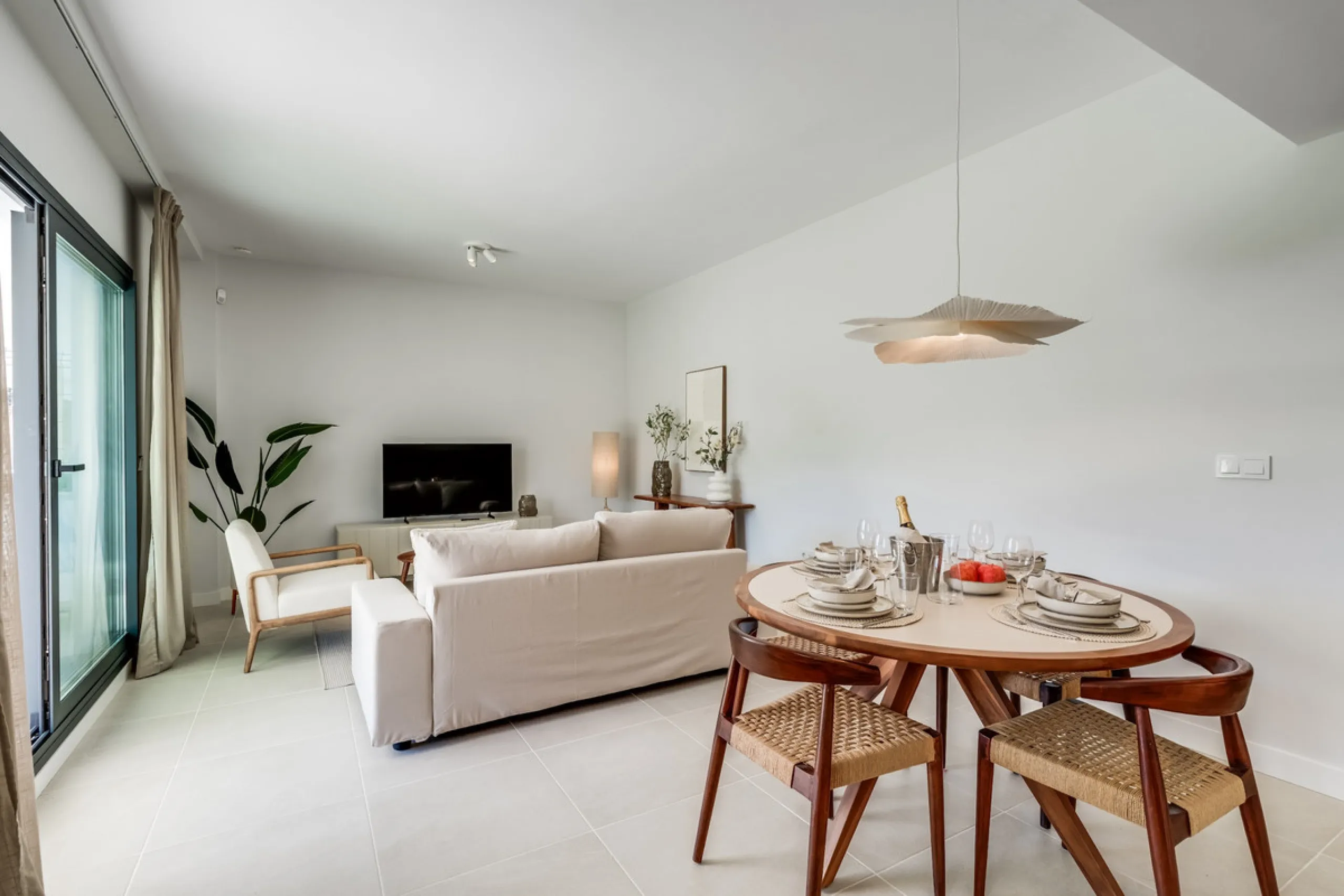 Apartment - Ground Floor Apartment в продаже в Estepona, Málaga. В доме 2 спален и 2 ванных комнат. Площадь дома 110 м²