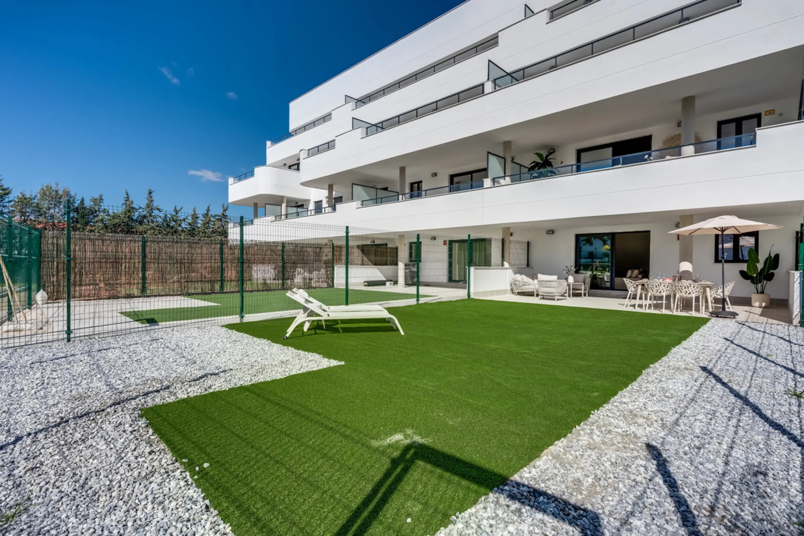 Apartment - Ground Floor Apartment в продаже в Estepona, Málaga. В доме 2 спален и 2 ванных комнат. Площадь дома 110 м²
