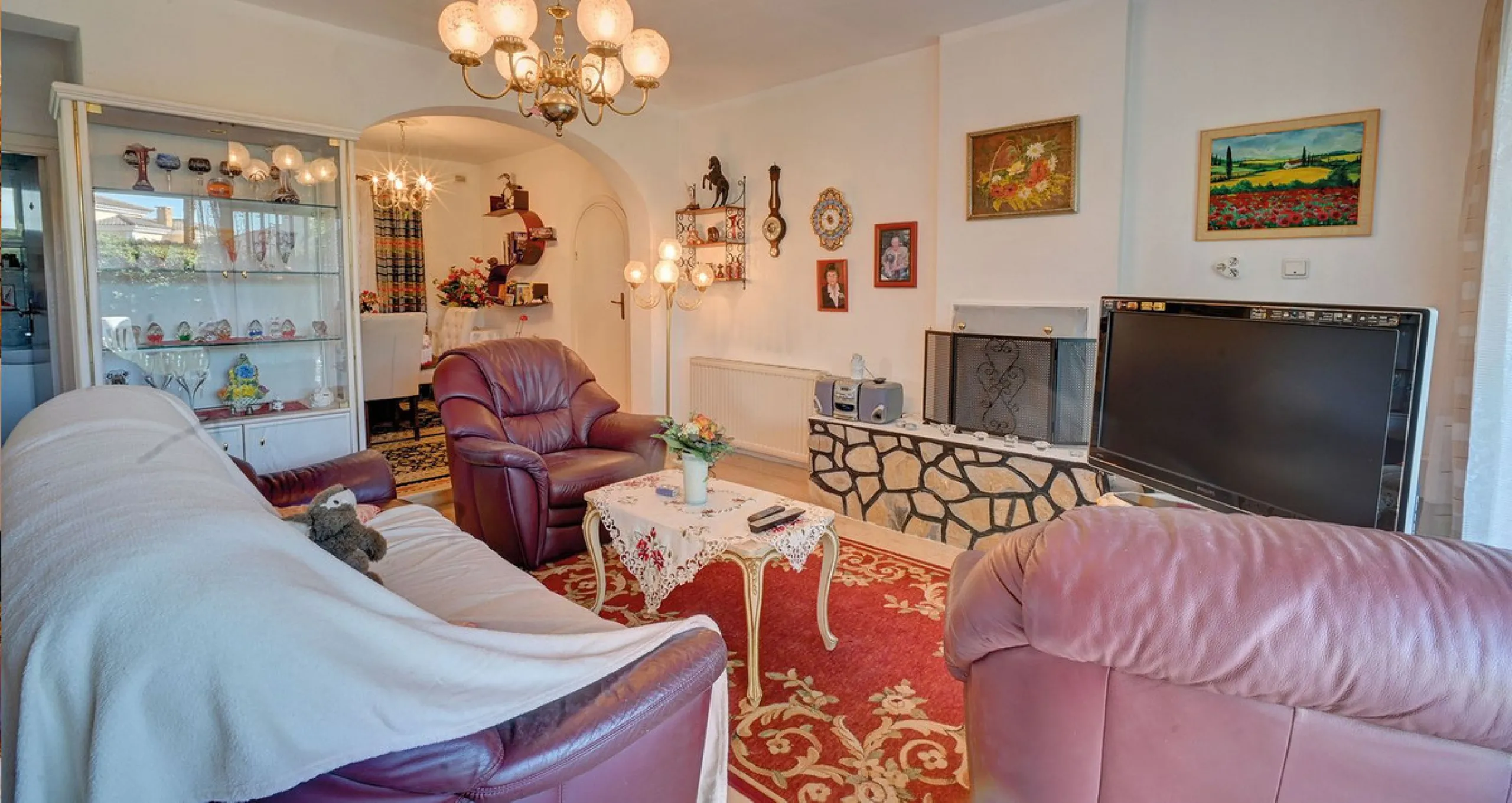 Welcome to this charming bungalow, built in 1967 and situated on a spacious plot of approximately 661 m², just 150 metres from the beach. With a living area of over 170 m² and four terraces totalling 76 m², this south-west facing property offers plenty of