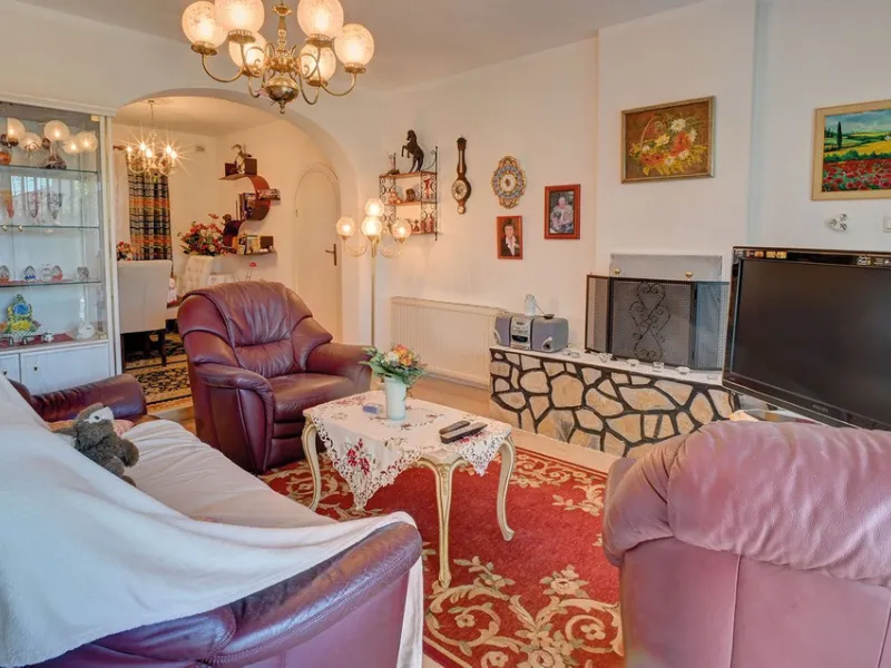 Welcome to this charming bungalow, built in 1967 and situated on a spacious plot of approximately 661 m², just 150 metres from the beach. With a living area of over 170 m² and four terraces totalling 76 m², this south-west facing property offers plenty of