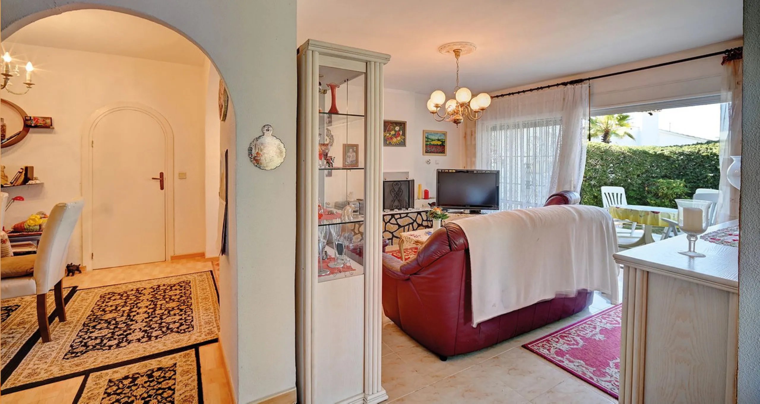 Welcome to this charming bungalow, built in 1967 and situated on a spacious plot of approximately 661 m², just 150 metres from the beach. With a living area of over 170 m² and four terraces totalling 76 m², this south-west facing property offers plenty of