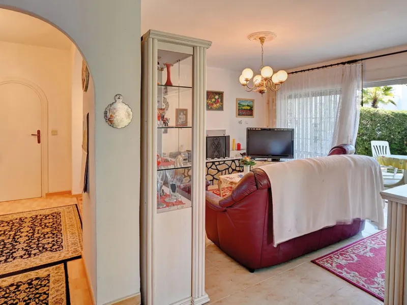 Welcome to this charming bungalow, built in 1967 and situated on a spacious plot of approximately 661 m², just 150 metres from the beach. With a living area of over 170 m² and four terraces totalling 76 m², this south-west facing property offers plenty of