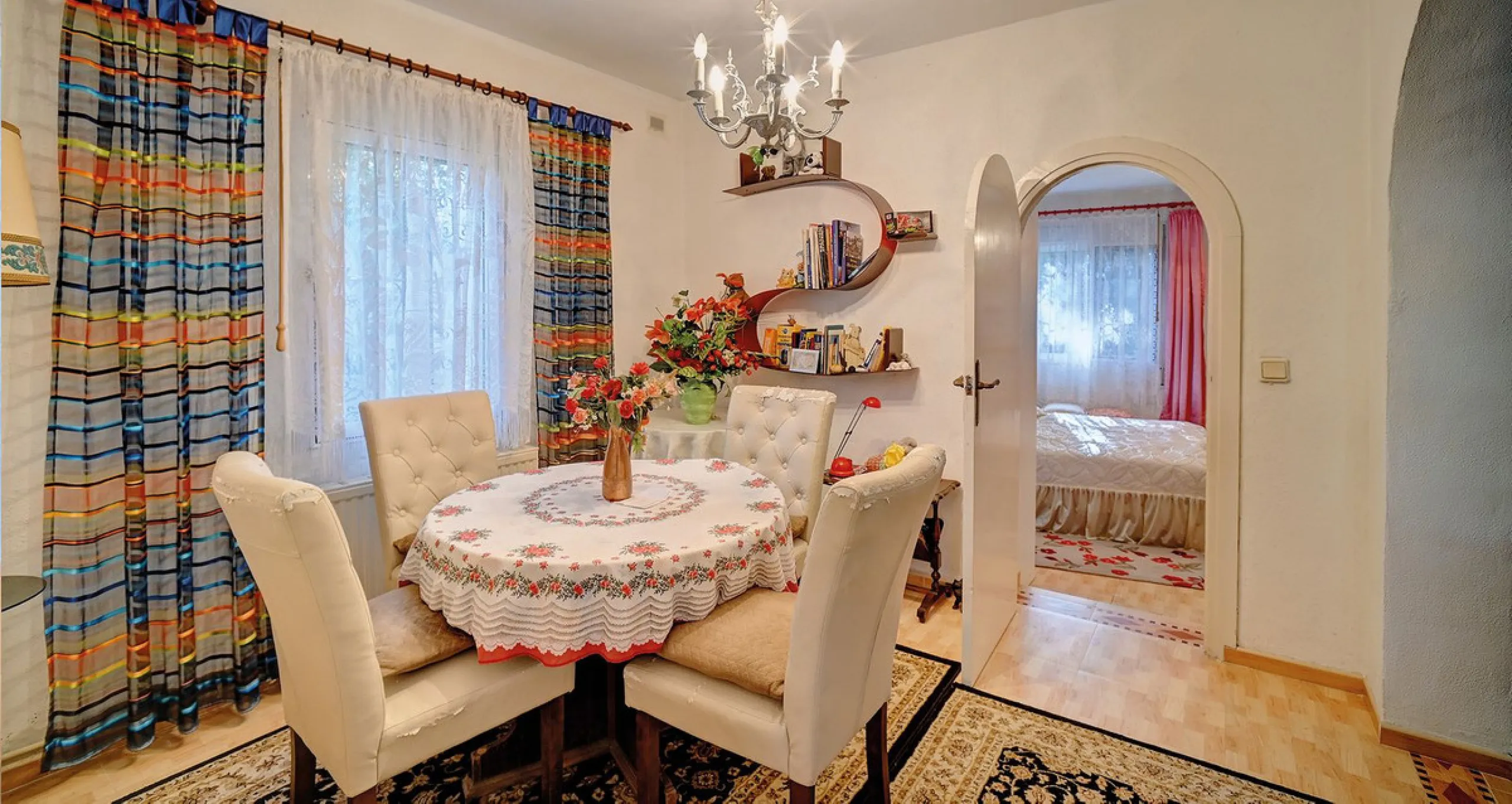Welcome to this charming bungalow, built in 1967 and situated on a spacious plot of approximately 661 m², just 150 metres from the beach. With a living area of over 170 m² and four terraces totalling 76 m², this south-west facing property offers plenty of
