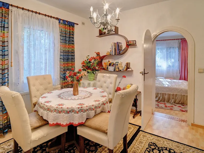 Welcome to this charming bungalow, built in 1967 and situated on a spacious plot of approximately 661 m², just 150 metres from the beach. With a living area of over 170 m² and four terraces totalling 76 m², this south-west facing property offers plenty of