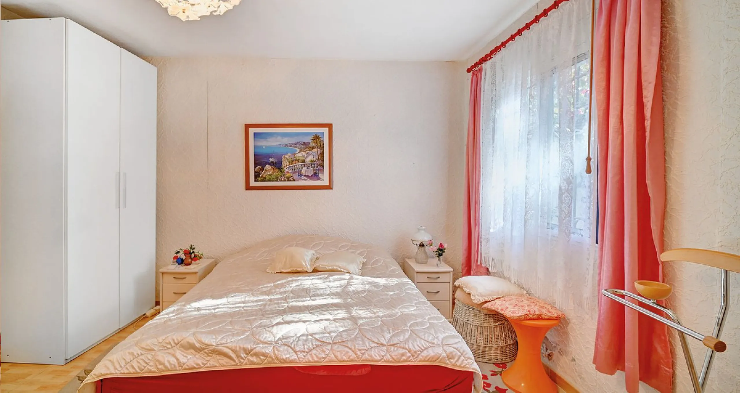 Welcome to this charming bungalow, built in 1967 and situated on a spacious plot of approximately 661 m², just 150 metres from the beach. With a living area of over 170 m² and four terraces totalling 76 m², this south-west facing property offers plenty of