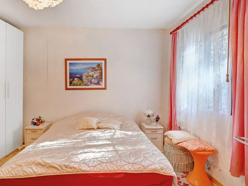 Welcome to this charming bungalow, built in 1967 and situated on a spacious plot of approximately 661 m², just 150 metres from the beach. With a living area of over 170 m² and four terraces totalling 76 m², this south-west facing property offers plenty of