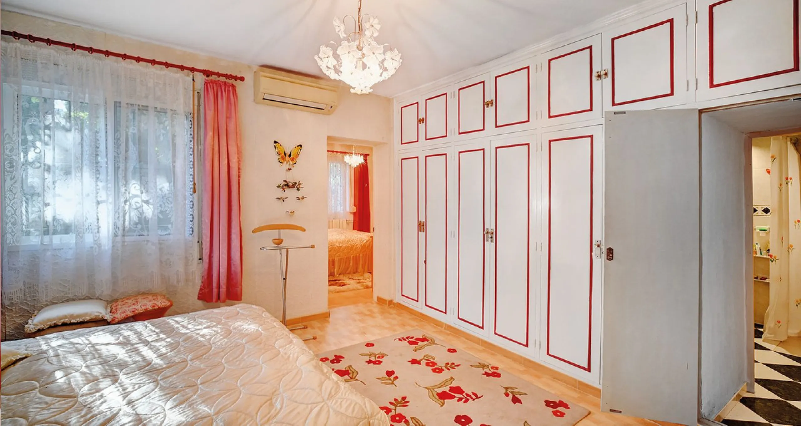 Welcome to this charming bungalow, built in 1967 and situated on a spacious plot of approximately 661 m², just 150 metres from the beach. With a living area of over 170 m² and four terraces totalling 76 m², this south-west facing property offers plenty of
