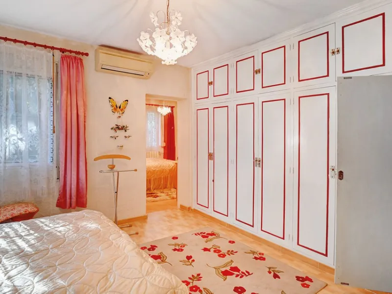 Welcome to this charming bungalow, built in 1967 and situated on a spacious plot of approximately 661 m², just 150 metres from the beach. With a living area of over 170 m² and four terraces totalling 76 m², this south-west facing property offers plenty of