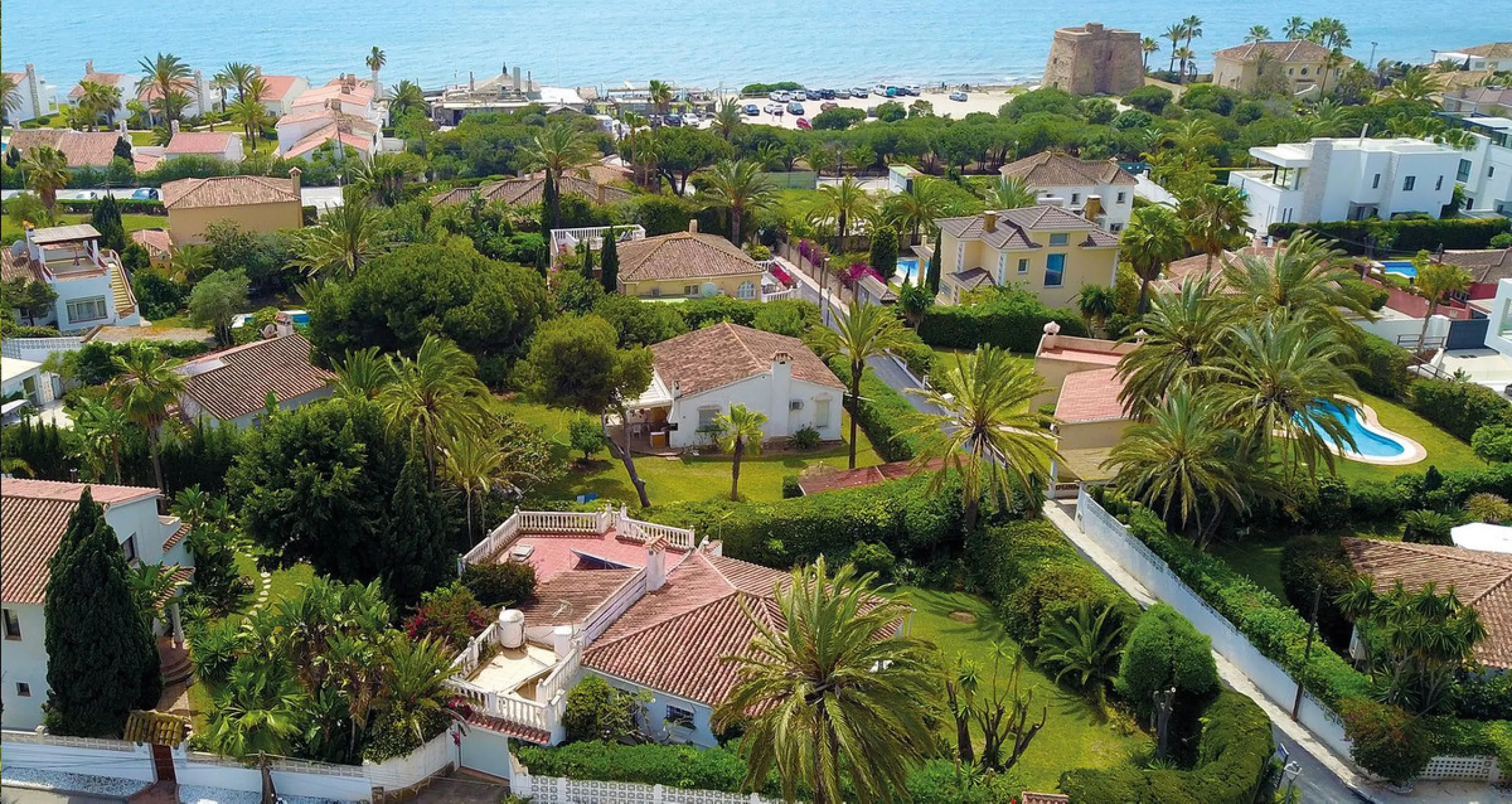 Welcome to this charming bungalow, built in 1967 and situated on a spacious plot of approximately 661 m², just 150 metres from the beach. With a living area of over 170 m² and four terraces totalling 76 m², this south-west facing property offers plenty of