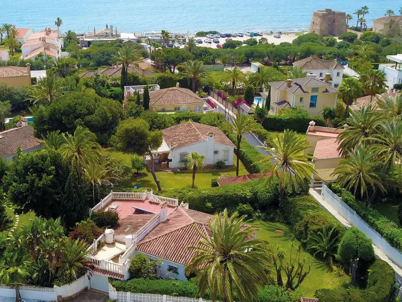 Welcome to this charming bungalow, built in 1967 and situated on a spacious plot of approximately 661 m², just 150 metres from the beach. With a living area of over 170 m² and four terraces totalling 76 m², this south-west facing property offers plenty of