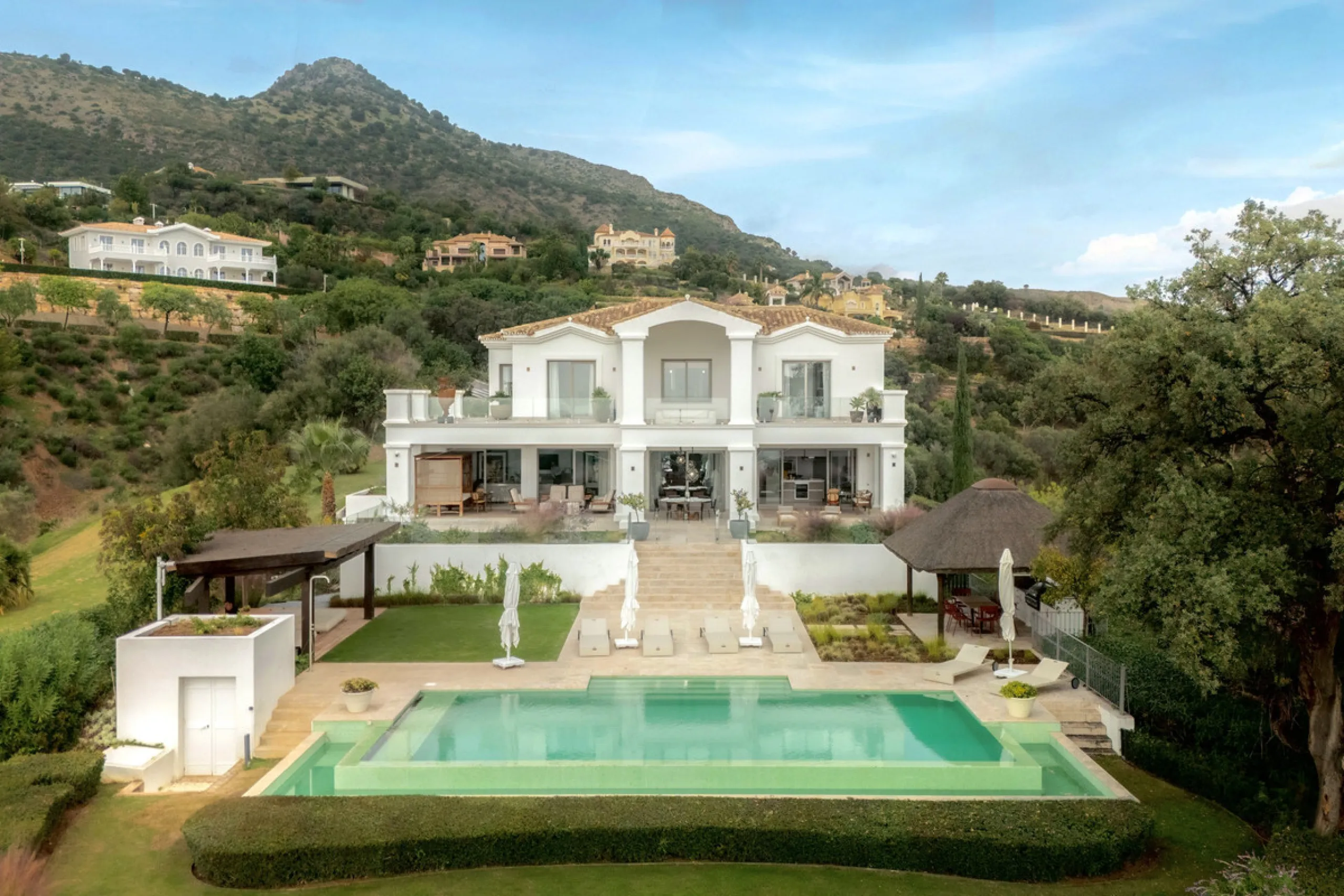 Расположенная в престижном Marbella Club Golf Resort, эта великолепная вилла воплощает элегантность и комфорт, предлагая уединение и потрясающие виды. Участок площадью 3 522 м² и просторная застройка 858 м² сочетают в себе изысканный дизайн и современные 