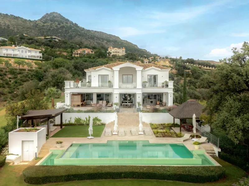 Nestled in the prestigious Marbella Club Golf Resort, this stunning villa is the epitome of elegance and comfort, offering unparalleled views and privacy. Set on an expansive plot of 3,522 m², with a generous 858 m² of built space, this property seamlessl