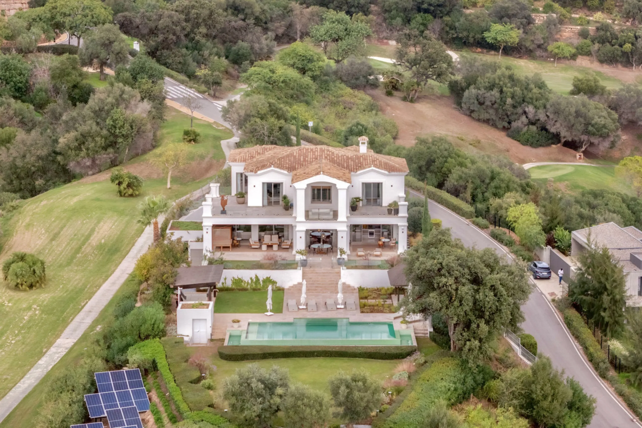 Расположенная в престижном Marbella Club Golf Resort, эта великолепная вилла воплощает элегантность и комфорт, предлагая уединение и потрясающие виды. Участок площадью 3 522 м² и просторная застройка 858 м² сочетают в себе изысканный дизайн и современные 