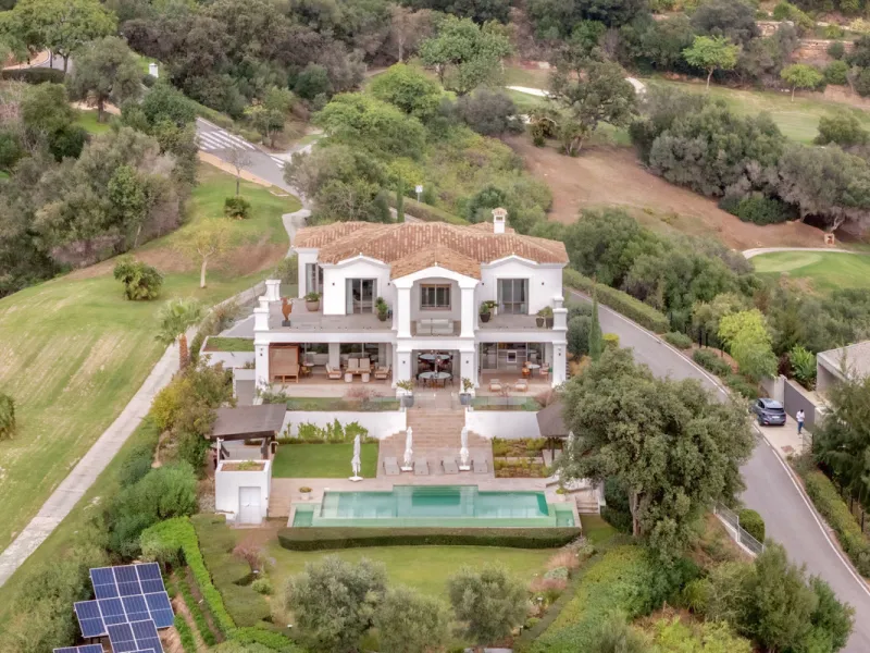Расположенная в престижном Marbella Club Golf Resort, эта великолепная вилла воплощает элегантность и комфорт, предлагая уединение и потрясающие виды. Участок площадью 3 522 м² и просторная застройка 858 м² сочетают в себе изысканный дизайн и современные 