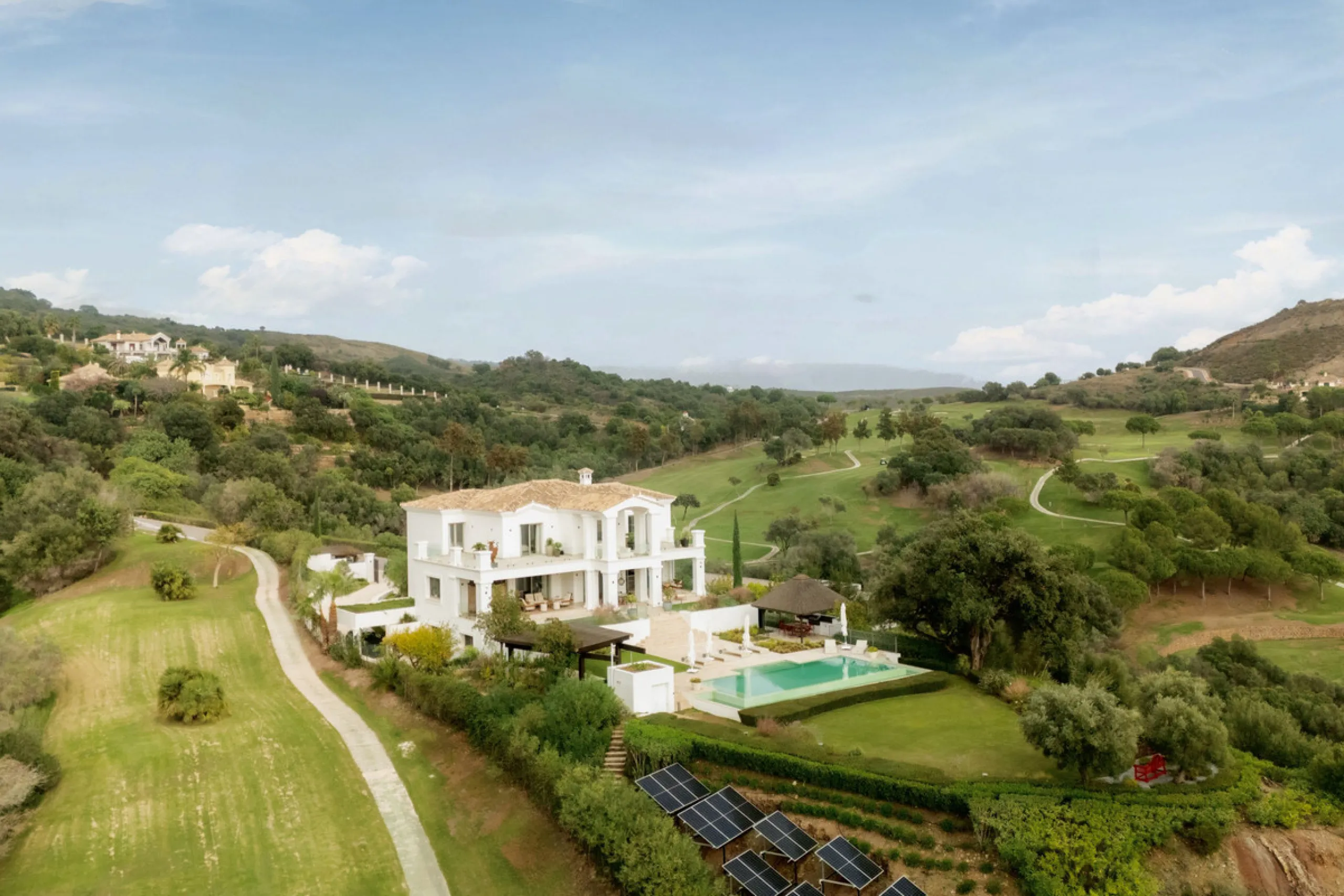 Расположенная в престижном Marbella Club Golf Resort, эта великолепная вилла воплощает элегантность и комфорт, предлагая уединение и потрясающие виды. Участок площадью 3 522 м² и просторная застройка 858 м² сочетают в себе изысканный дизайн и современные 