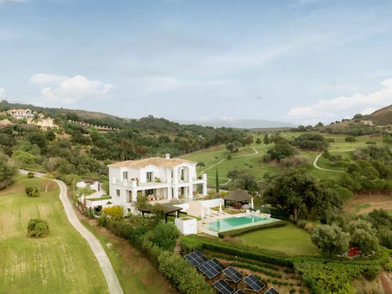 Расположенная в престижном Marbella Club Golf Resort, эта великолепная вилла воплощает элегантность и комфорт, предлагая уединение и потрясающие виды. Участок площадью 3 522 м² и просторная застройка 858 м² сочетают в себе изысканный дизайн и современные 