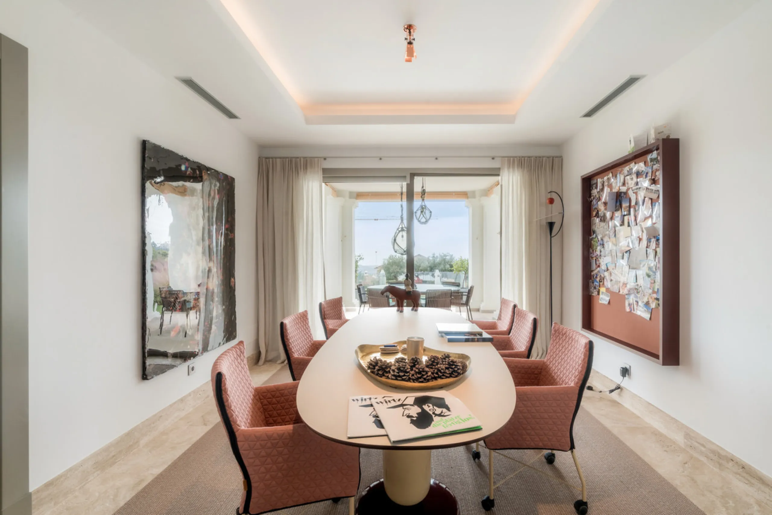 Расположенная в престижном Marbella Club Golf Resort, эта великолепная вилла воплощает элегантность и комфорт, предлагая уединение и потрясающие виды. Участок площадью 3 522 м² и просторная застройка 858 м² сочетают в себе изысканный дизайн и современные 