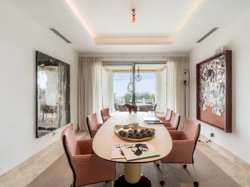 Расположенная в престижном Marbella Club Golf Resort, эта великолепная вилла воплощает элегантность и комфорт, предлагая уединение и потрясающие виды. Участок площадью 3 522 м² и просторная застройка 858 м² сочетают в себе изысканный дизайн и современные 