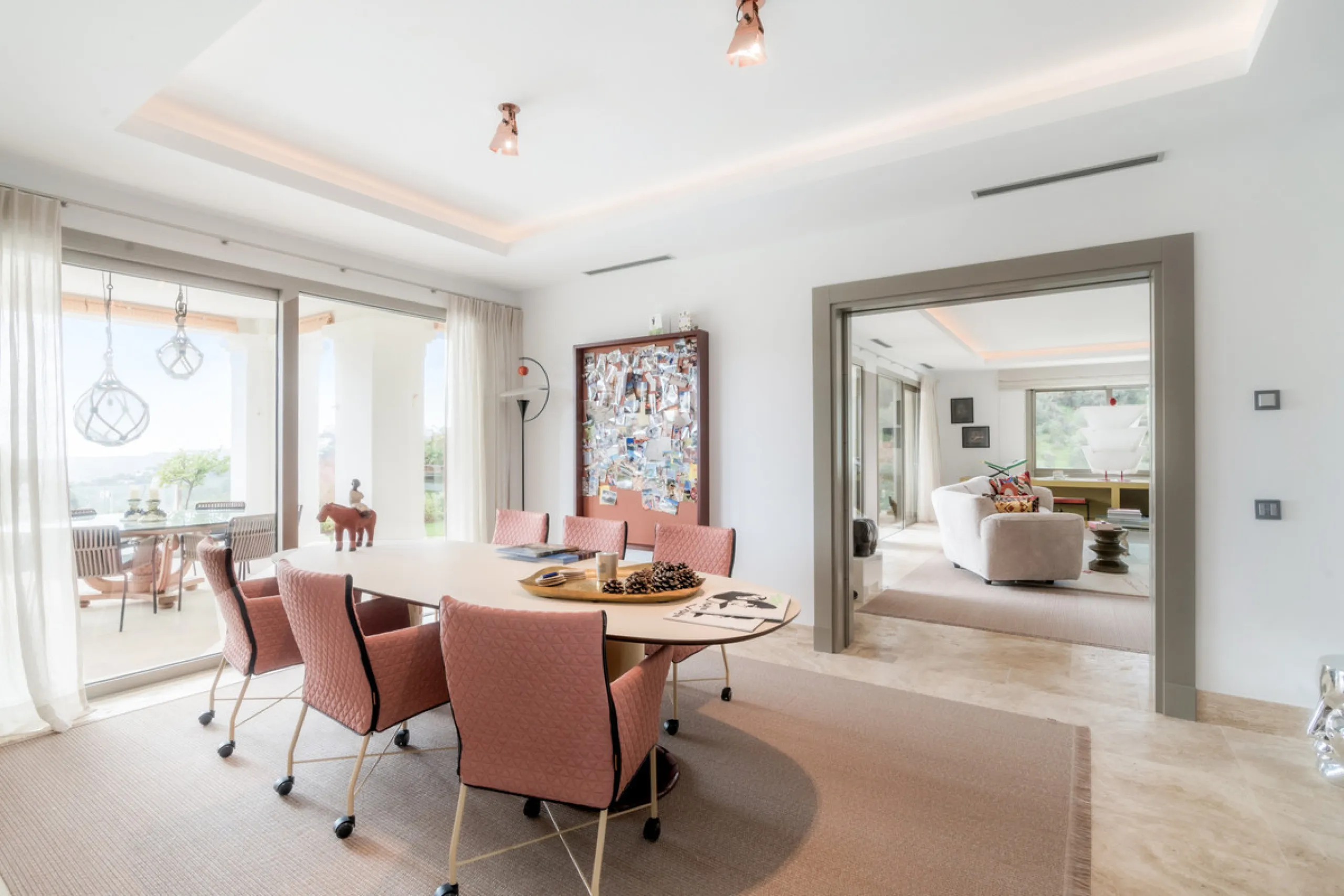 Расположенная в престижном Marbella Club Golf Resort, эта великолепная вилла воплощает элегантность и комфорт, предлагая уединение и потрясающие виды. Участок площадью 3 522 м² и просторная застройка 858 м² сочетают в себе изысканный дизайн и современные 