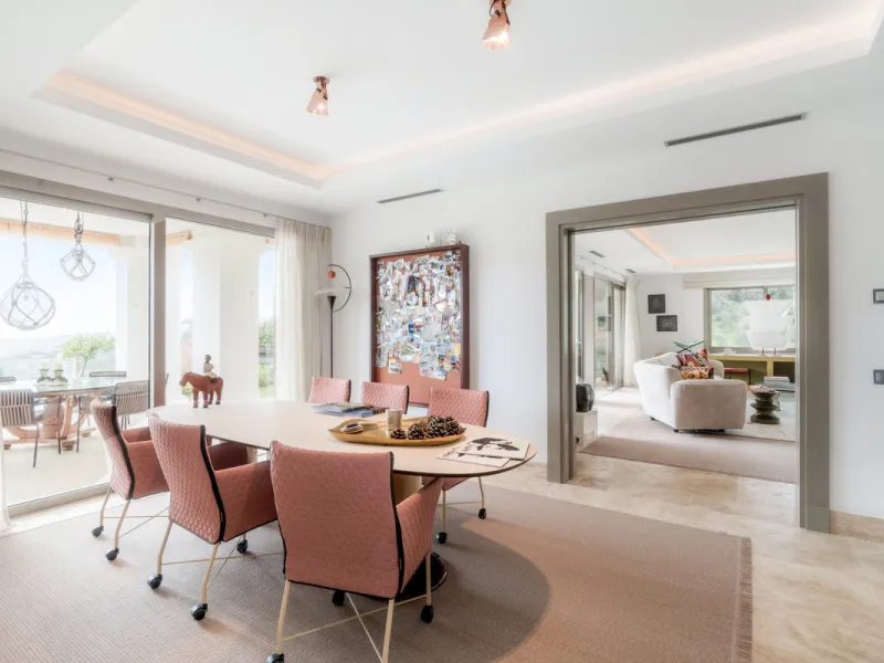 Расположенная в престижном Marbella Club Golf Resort, эта великолепная вилла воплощает элегантность и комфорт, предлагая уединение и потрясающие виды. Участок площадью 3 522 м² и просторная застройка 858 м² сочетают в себе изысканный дизайн и современные 