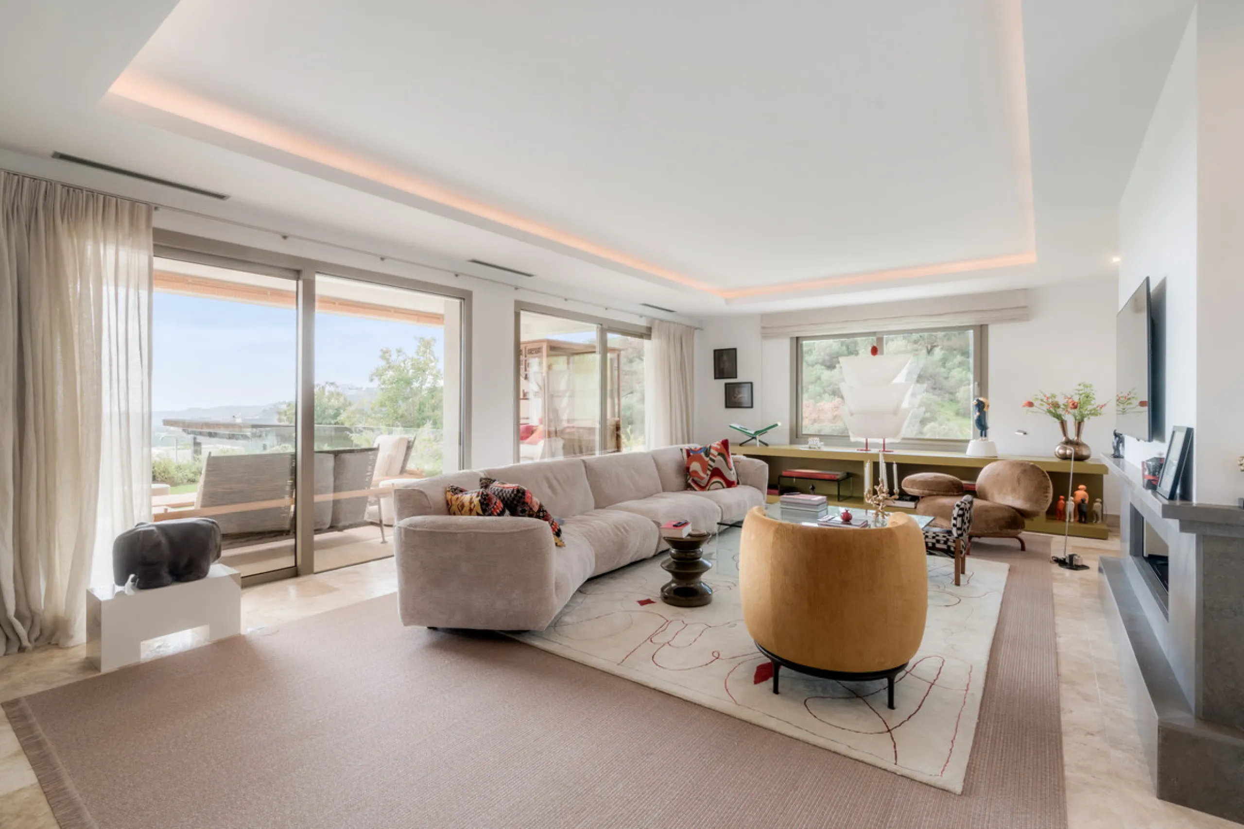 Расположенная в престижном Marbella Club Golf Resort, эта великолепная вилла воплощает элегантность и комфорт, предлагая уединение и потрясающие виды. Участок площадью 3 522 м² и просторная застройка 858 м² сочетают в себе изысканный дизайн и современные 