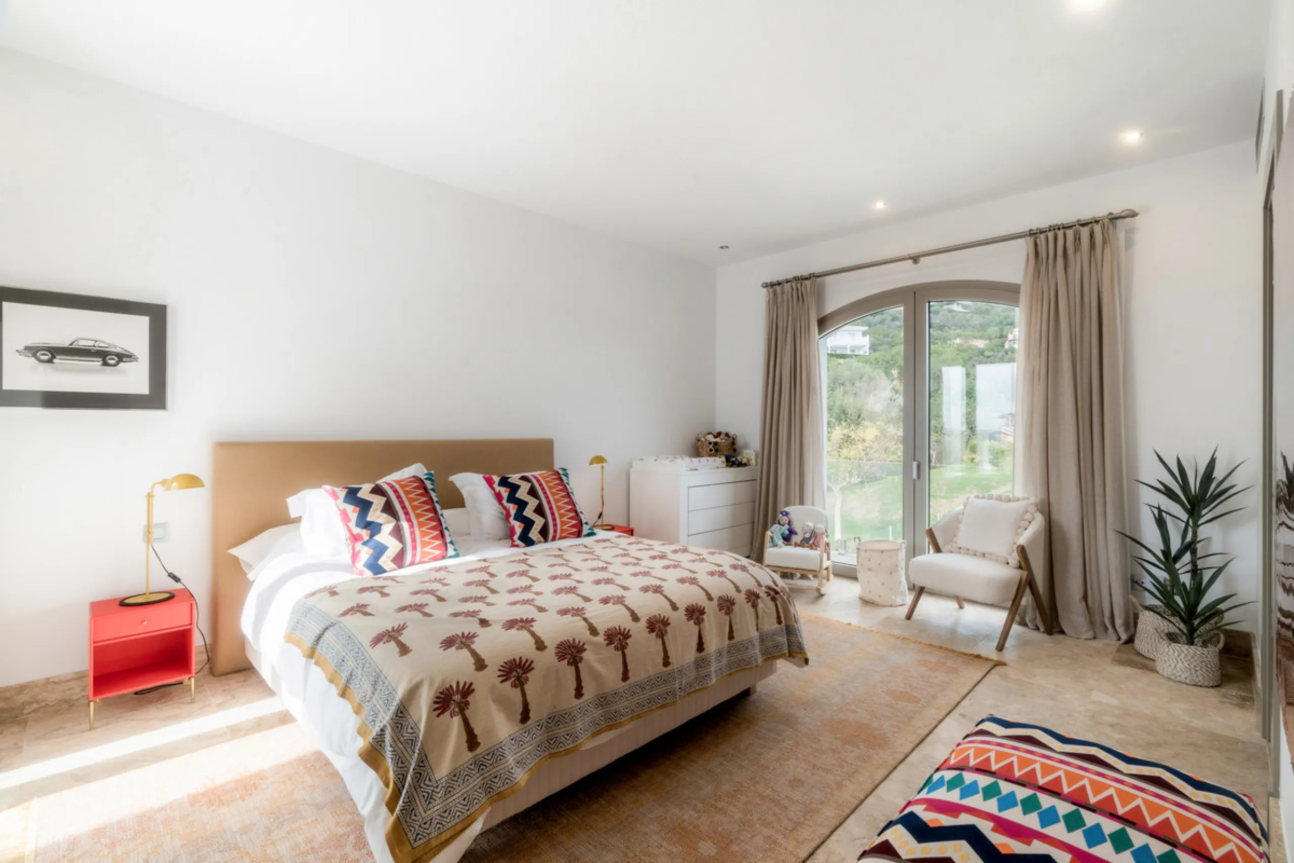 Расположенная в престижном Marbella Club Golf Resort, эта великолепная вилла воплощает элегантность и комфорт, предлагая уединение и потрясающие виды. Участок площадью 3 522 м² и просторная застройка 858 м² сочетают в себе изысканный дизайн и современные 