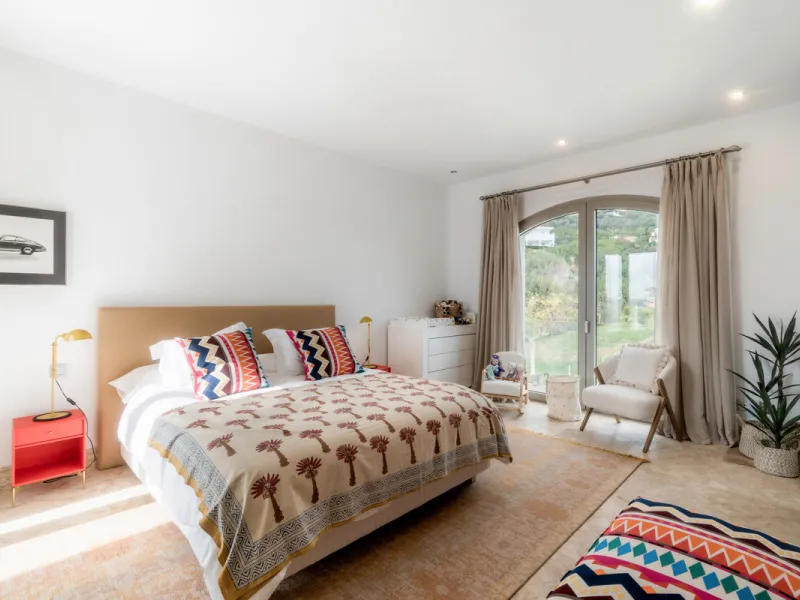 Расположенная в престижном Marbella Club Golf Resort, эта великолепная вилла воплощает элегантность и комфорт, предлагая уединение и потрясающие виды. Участок площадью 3 522 м² и просторная застройка 858 м² сочетают в себе изысканный дизайн и современные 
