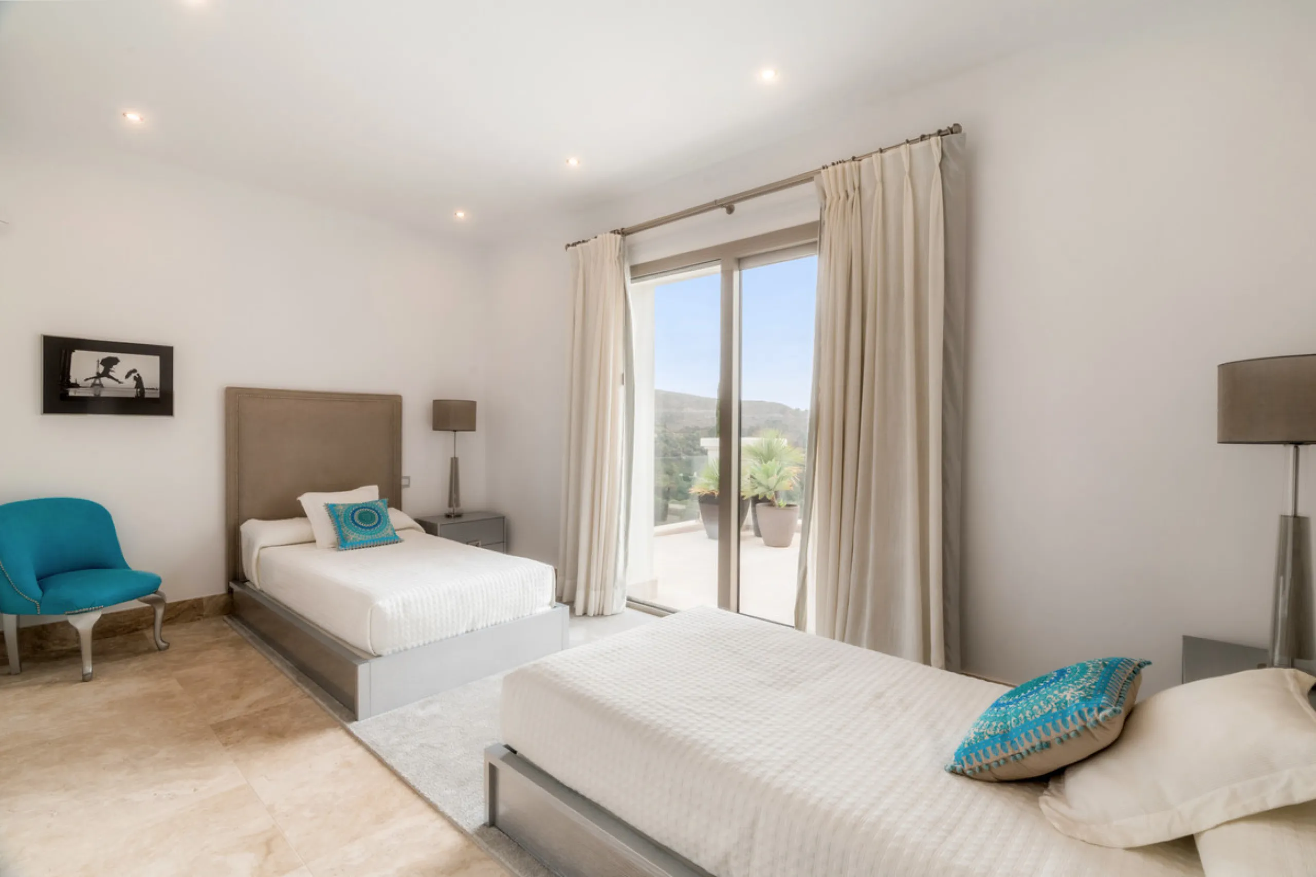 Расположенная в престижном Marbella Club Golf Resort, эта великолепная вилла воплощает элегантность и комфорт, предлагая уединение и потрясающие виды. Участок площадью 3 522 м² и просторная застройка 858 м² сочетают в себе изысканный дизайн и современные 