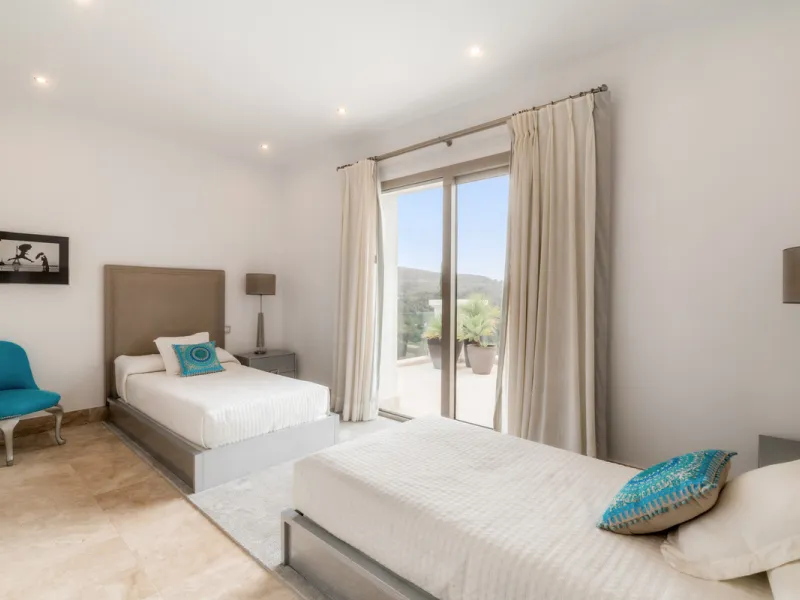 Расположенная в престижном Marbella Club Golf Resort, эта великолепная вилла воплощает элегантность и комфорт, предлагая уединение и потрясающие виды. Участок площадью 3 522 м² и просторная застройка 858 м² сочетают в себе изысканный дизайн и современные 