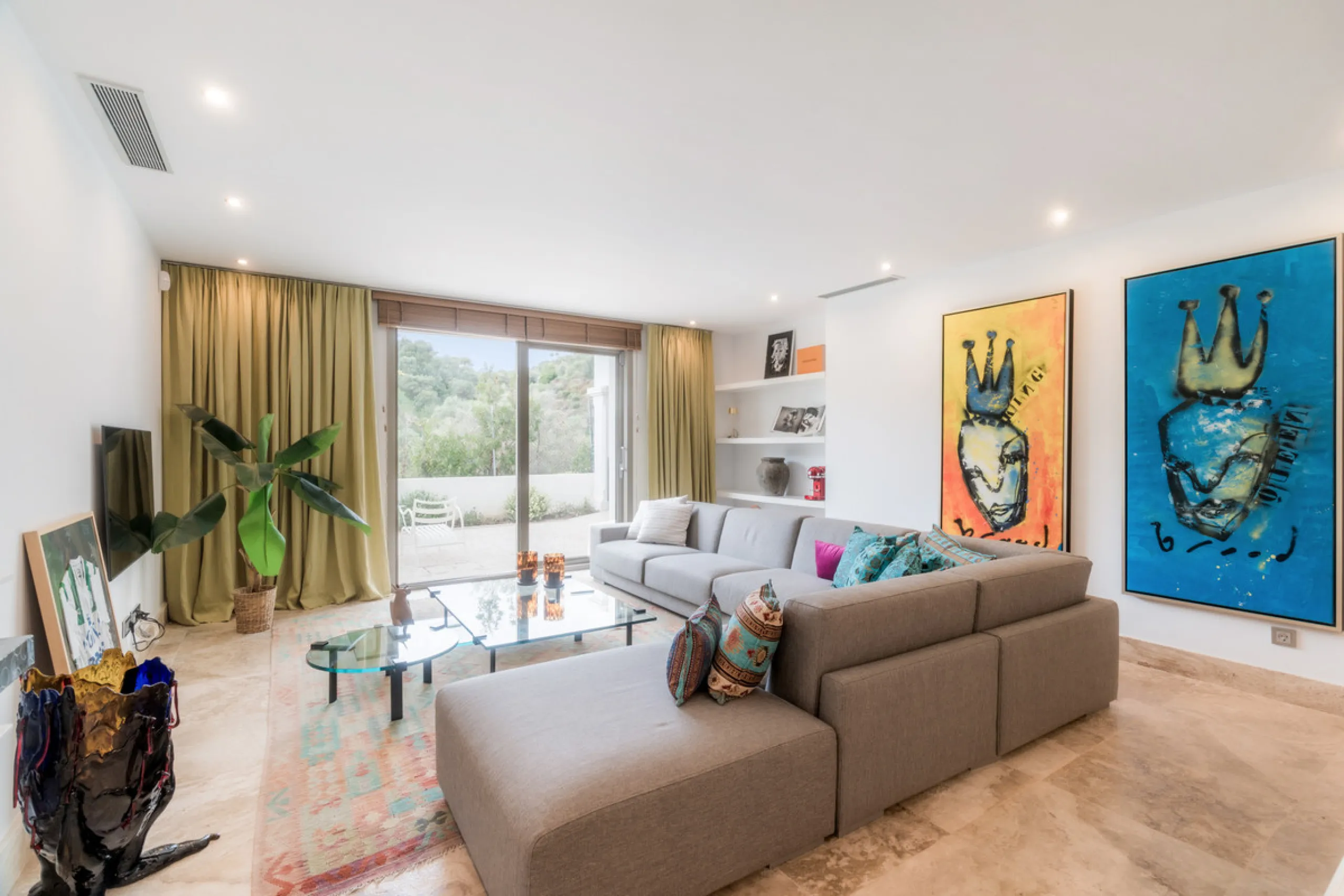 Расположенная в престижном Marbella Club Golf Resort, эта великолепная вилла воплощает элегантность и комфорт, предлагая уединение и потрясающие виды. Участок площадью 3 522 м² и просторная застройка 858 м² сочетают в себе изысканный дизайн и современные 