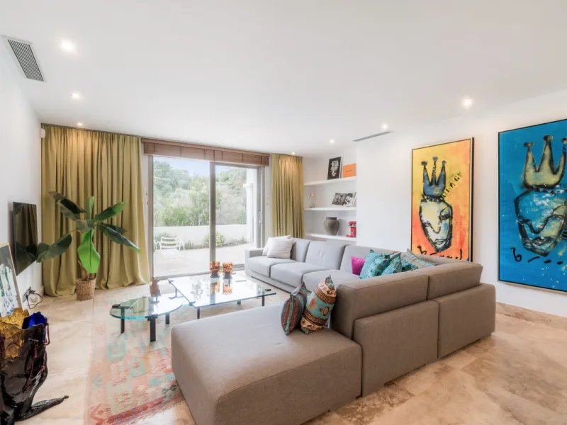 Расположенная в престижном Marbella Club Golf Resort, эта великолепная вилла воплощает элегантность и комфорт, предлагая уединение и потрясающие виды. Участок площадью 3 522 м² и просторная застройка 858 м² сочетают в себе изысканный дизайн и современные 