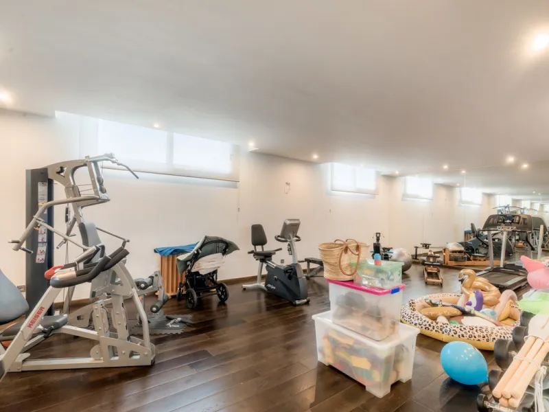 Расположенная в престижном Marbella Club Golf Resort, эта великолепная вилла воплощает элегантность и комфорт, предлагая уединение и потрясающие виды. Участок площадью 3 522 м² и просторная застройка 858 м² сочетают в себе изысканный дизайн и современные 