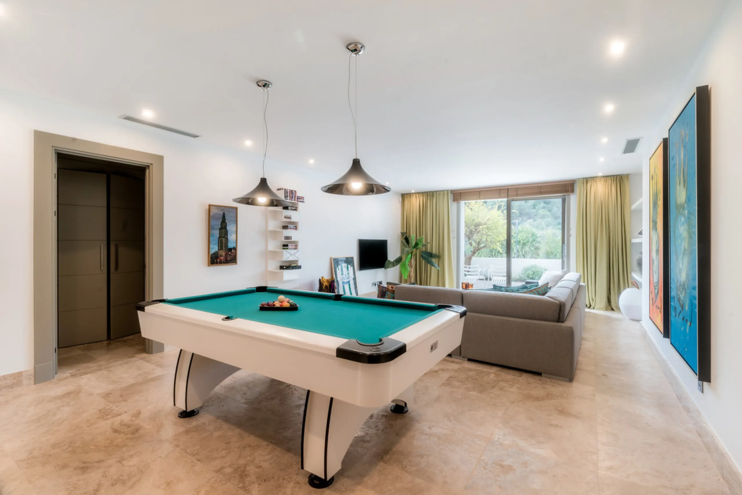 Расположенная в престижном Marbella Club Golf Resort, эта великолепная вилла воплощает элегантность и комфорт, предлагая уединение и потрясающие виды. Участок площадью 3 522 м² и просторная застройка 858 м² сочетают в себе изысканный дизайн и современные 