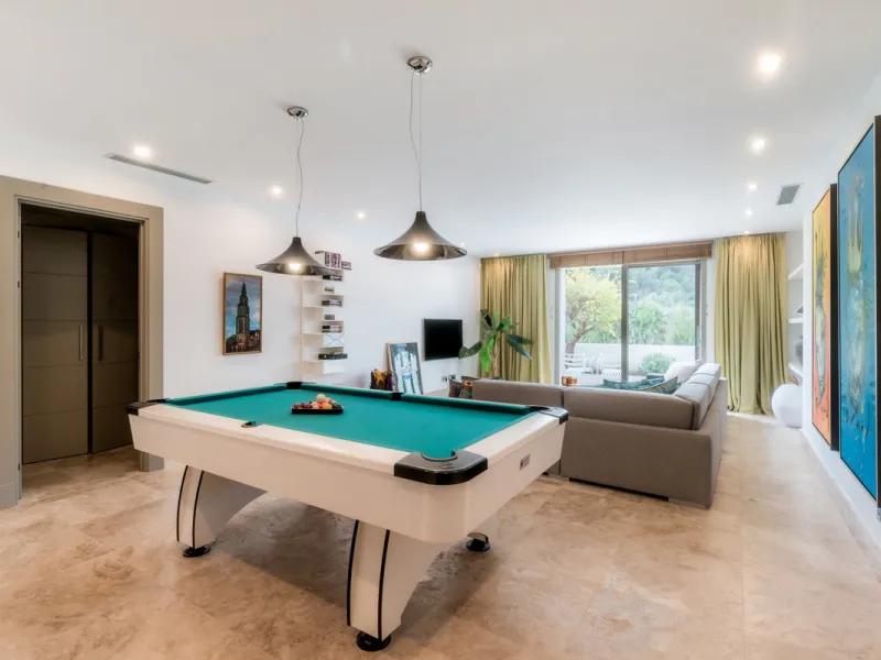 Расположенная в престижном Marbella Club Golf Resort, эта великолепная вилла воплощает элегантность и комфорт, предлагая уединение и потрясающие виды. Участок площадью 3 522 м² и просторная застройка 858 м² сочетают в себе изысканный дизайн и современные 