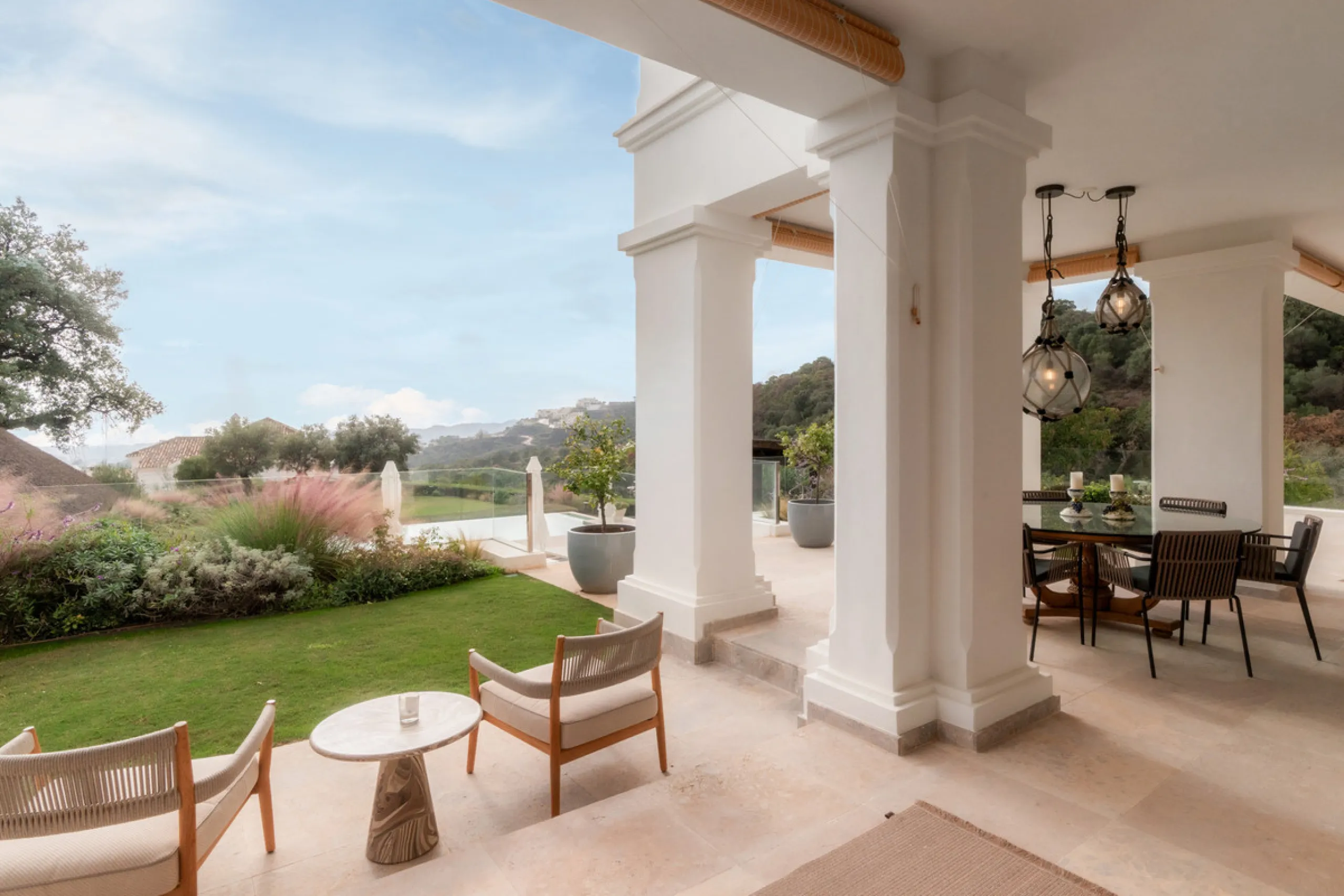 Расположенная в престижном Marbella Club Golf Resort, эта великолепная вилла воплощает элегантность и комфорт, предлагая уединение и потрясающие виды. Участок площадью 3 522 м² и просторная застройка 858 м² сочетают в себе изысканный дизайн и современные 