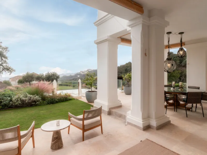 Расположенная в престижном Marbella Club Golf Resort, эта великолепная вилла воплощает элегантность и комфорт, предлагая уединение и потрясающие виды. Участок площадью 3 522 м² и просторная застройка 858 м² сочетают в себе изысканный дизайн и современные 
