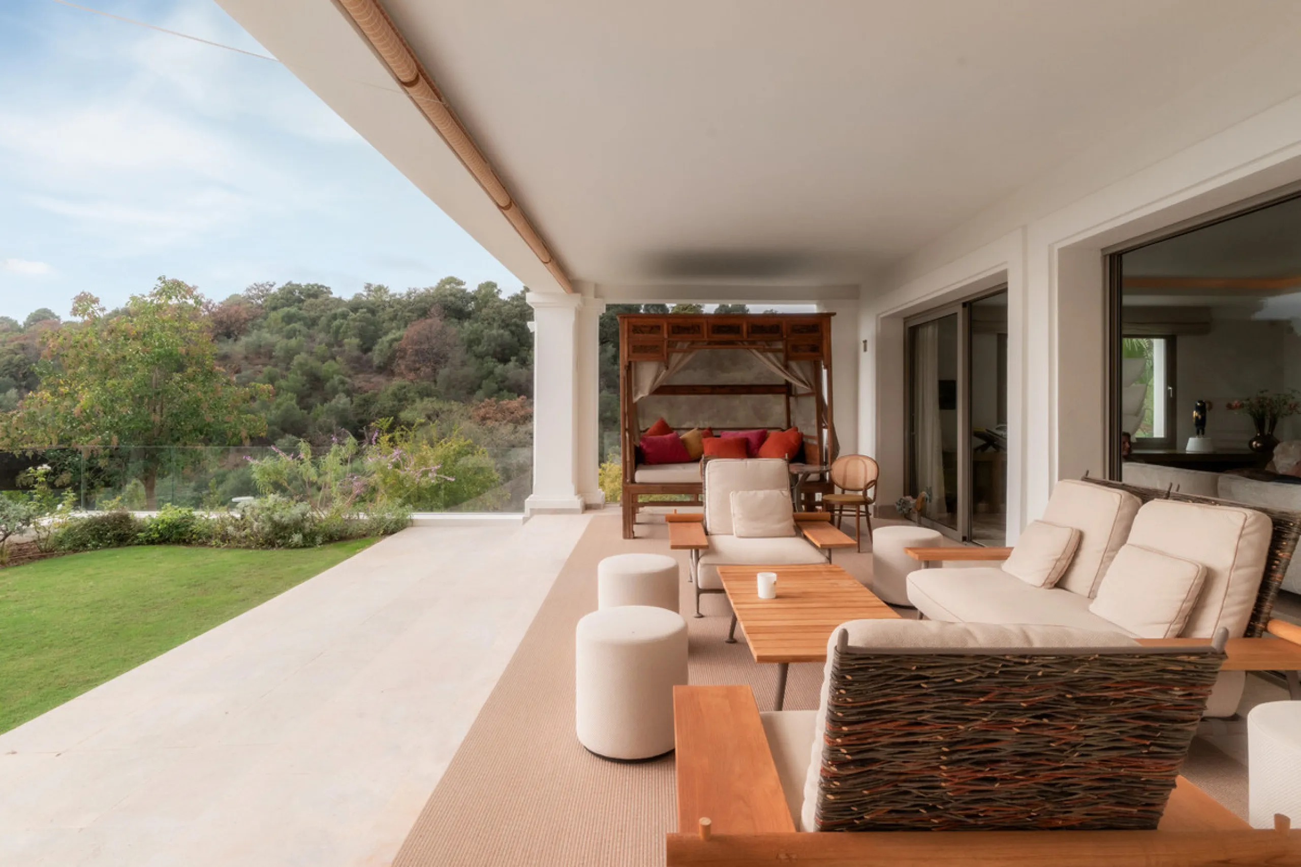 Расположенная в престижном Marbella Club Golf Resort, эта великолепная вилла воплощает элегантность и комфорт, предлагая уединение и потрясающие виды. Участок площадью 3 522 м² и просторная застройка 858 м² сочетают в себе изысканный дизайн и современные 