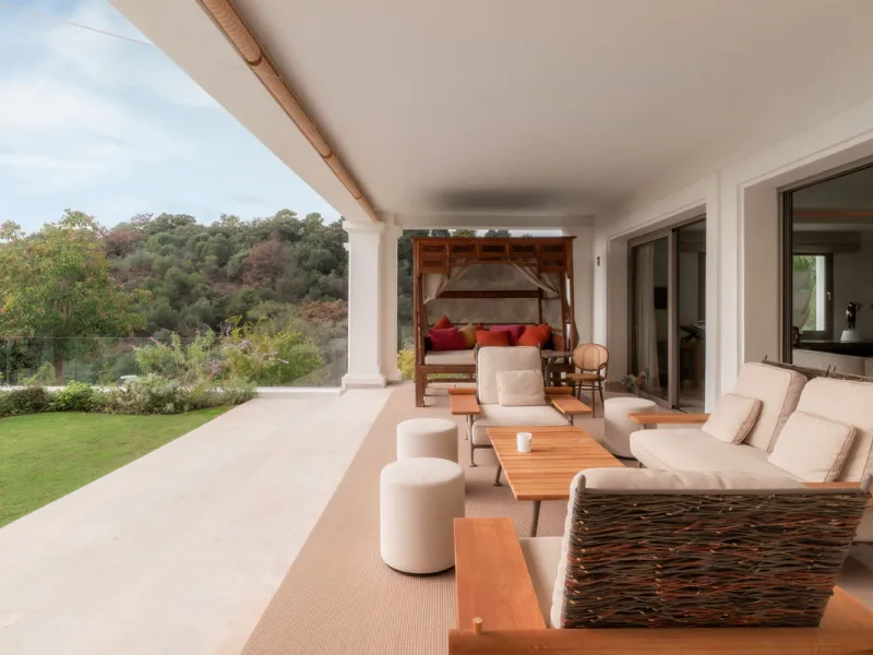 Расположенная в престижном Marbella Club Golf Resort, эта великолепная вилла воплощает элегантность и комфорт, предлагая уединение и потрясающие виды. Участок площадью 3 522 м² и просторная застройка 858 м² сочетают в себе изысканный дизайн и современные 