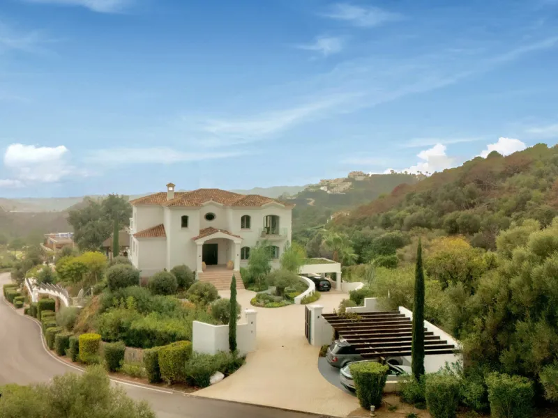 Расположенная в престижном Marbella Club Golf Resort, эта великолепная вилла воплощает элегантность и комфорт, предлагая уединение и потрясающие виды. Участок площадью 3 522 м² и просторная застройка 858 м² сочетают в себе изысканный дизайн и современные 