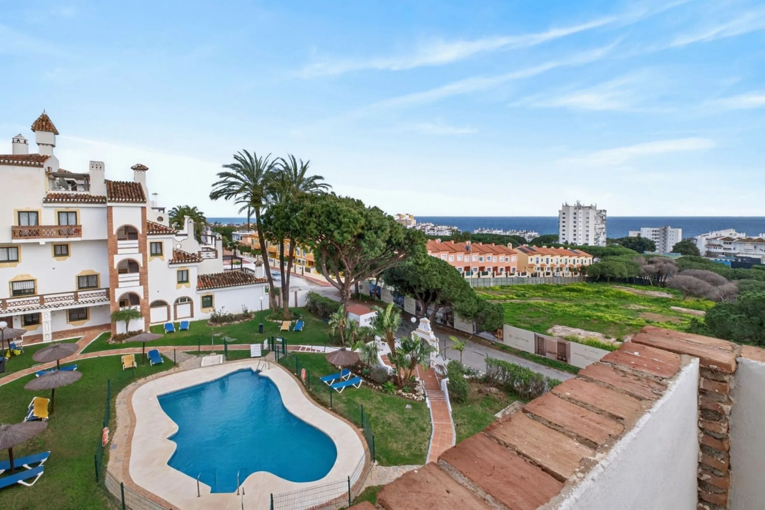 Welcome to this stunning 2-bedroom, 2-bathroom apartment in the heart of Calahonda! This prime example of modern living on the Costa del Sol offers a generous 93 sqm of living space, featuring two terraces with breathtaking views of the sea, garden, and c