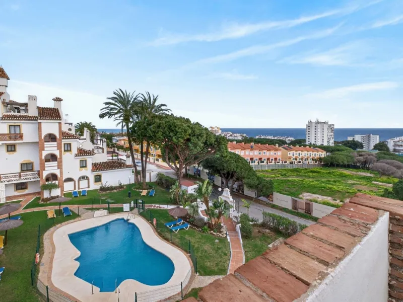 Welcome to this stunning 2-bedroom, 2-bathroom apartment in the heart of Calahonda! This prime example of modern living on the Costa del Sol offers a generous 93 sqm of living space, featuring two terraces with breathtaking views of the sea, garden, and c