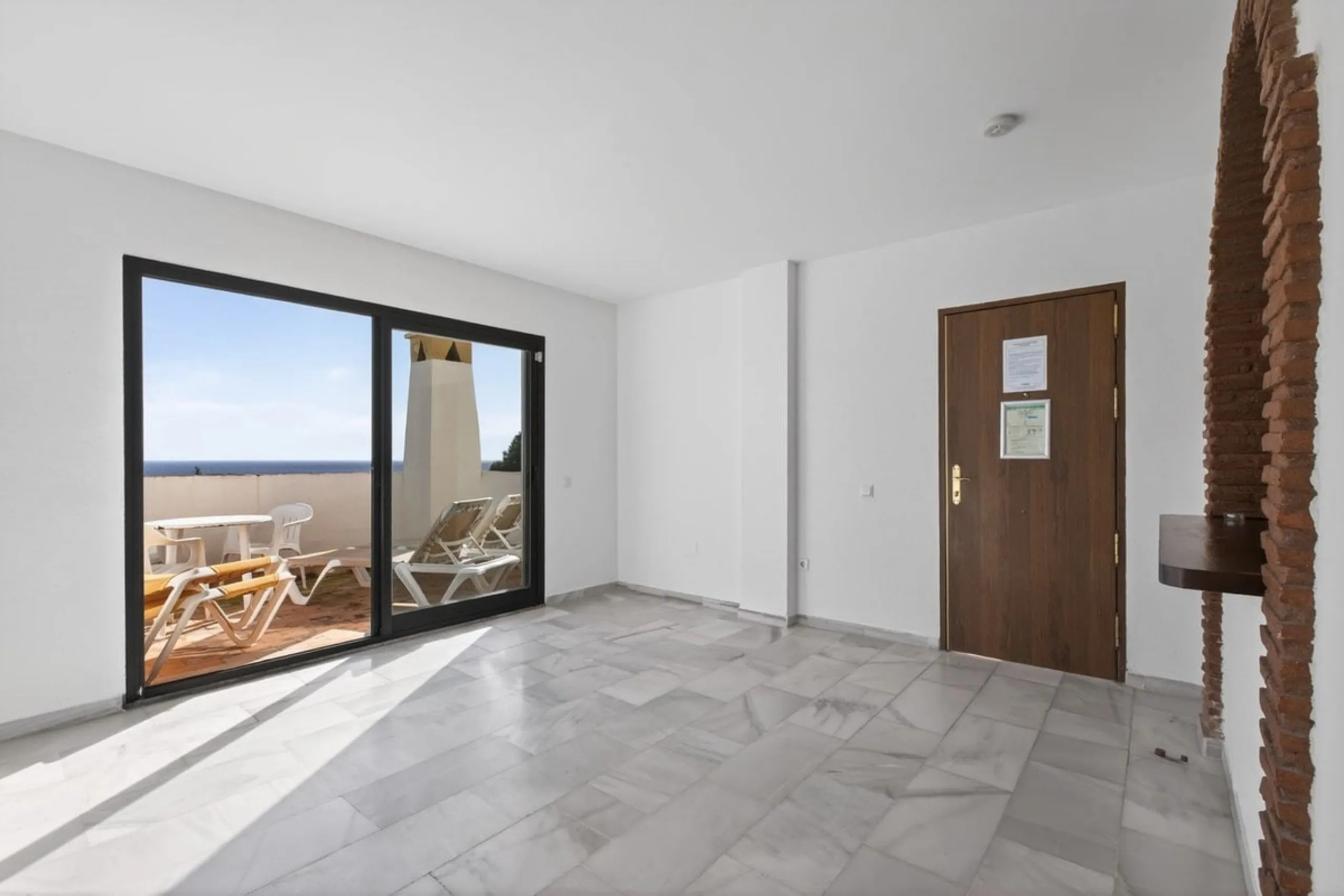 Welcome to this stunning 2-bedroom, 2-bathroom apartment in the heart of Calahonda! This prime example of modern living on the Costa del Sol offers a generous 93 sqm of living space, featuring two terraces with breathtaking views of the sea, garden, and c