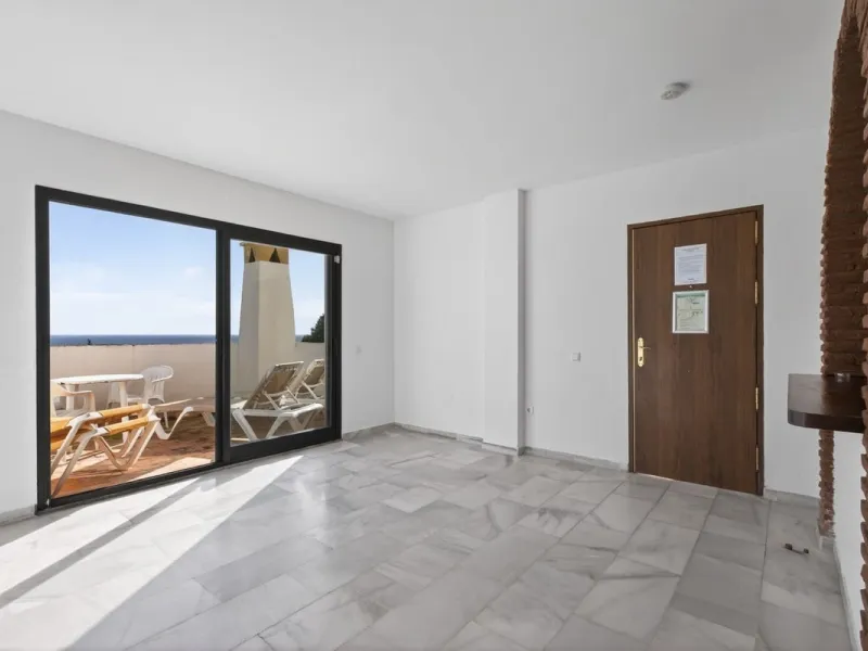 Welcome to this stunning 2-bedroom, 2-bathroom apartment in the heart of Calahonda! This prime example of modern living on the Costa del Sol offers a generous 93 sqm of living space, featuring two terraces with breathtaking views of the sea, garden, and c