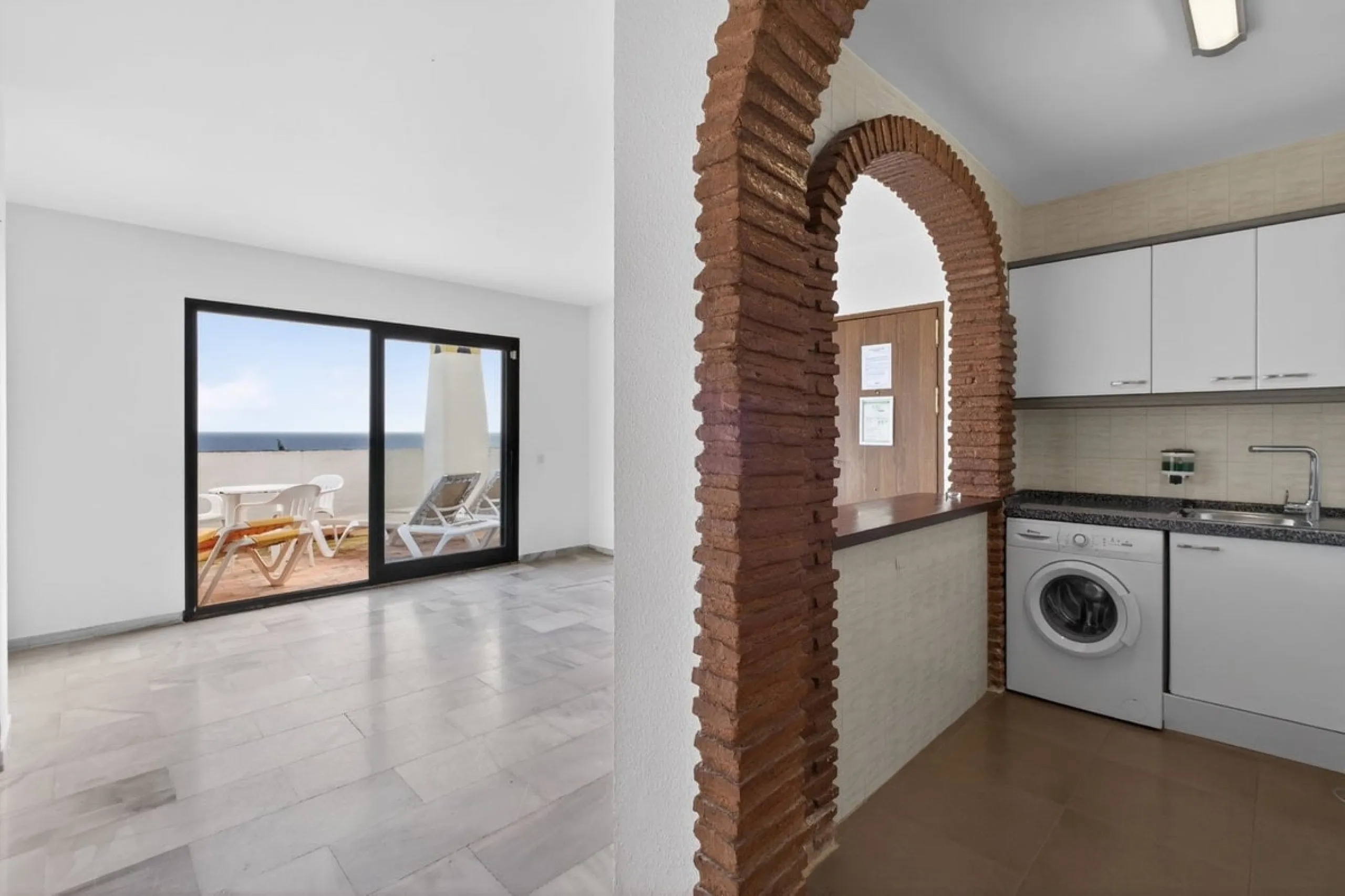 Welcome to this stunning 2-bedroom, 2-bathroom apartment in the heart of Calahonda! This prime example of modern living on the Costa del Sol offers a generous 93 sqm of living space, featuring two terraces with breathtaking views of the sea, garden, and c