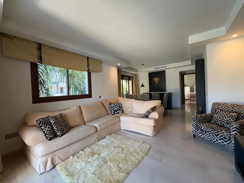 Luxury middle floor apartment, located in amazing residencial complex, within walking distance to all services and the marina of Puerto Banus.