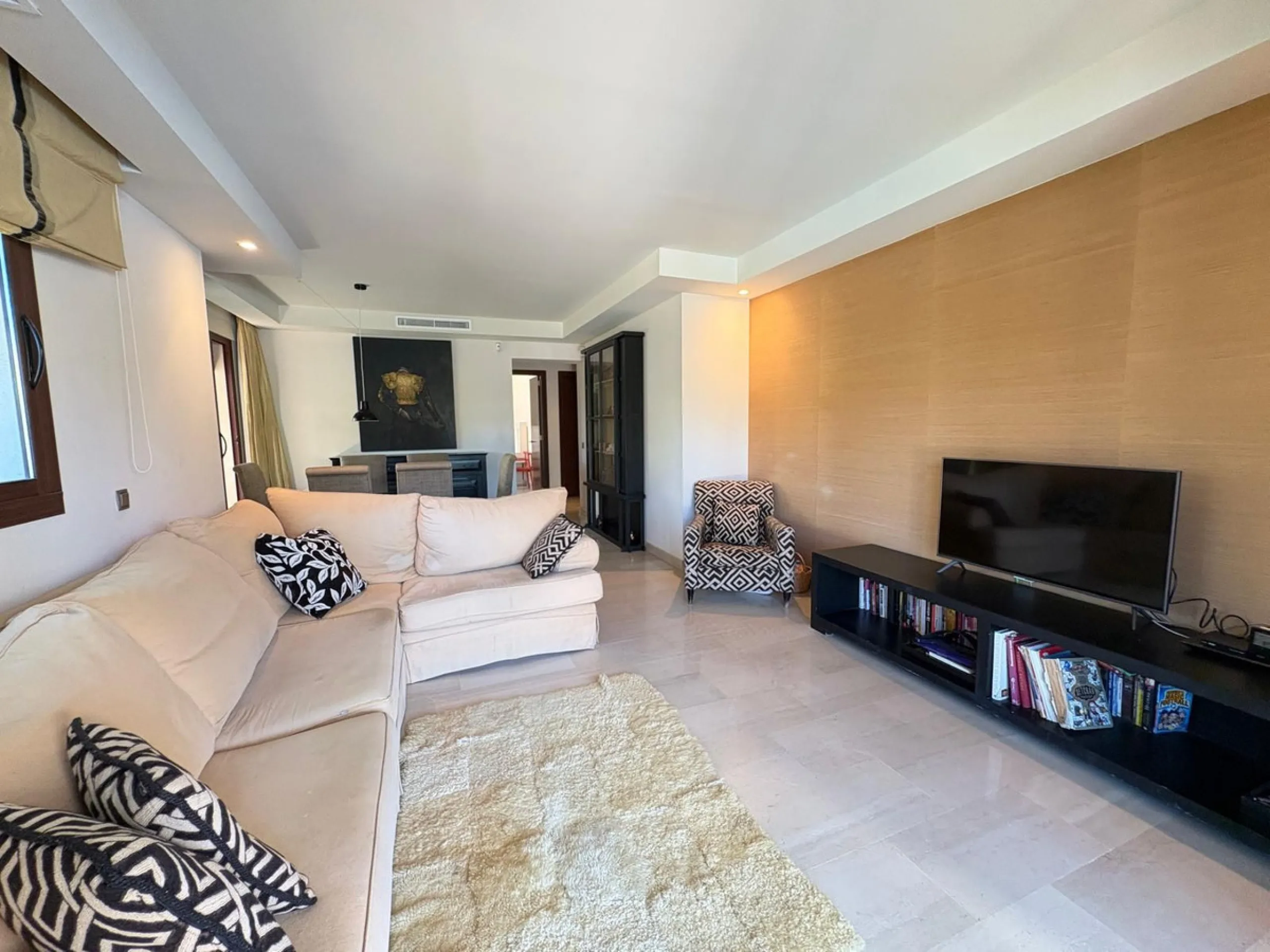 Luxury middle floor apartment, located in amazing residencial complex, within walking distance to all services and the marina of Puerto Banus.