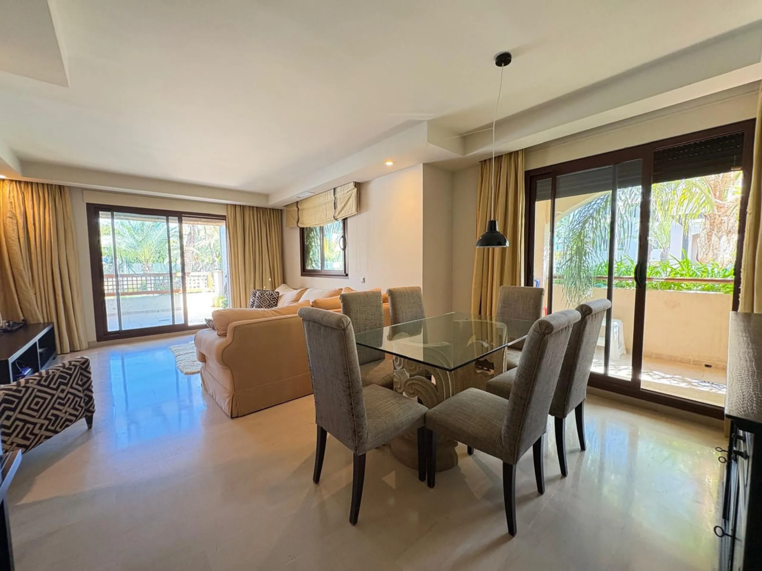 Luxury middle floor apartment, located in amazing residencial complex, within walking distance to all services and the marina of Puerto Banus.