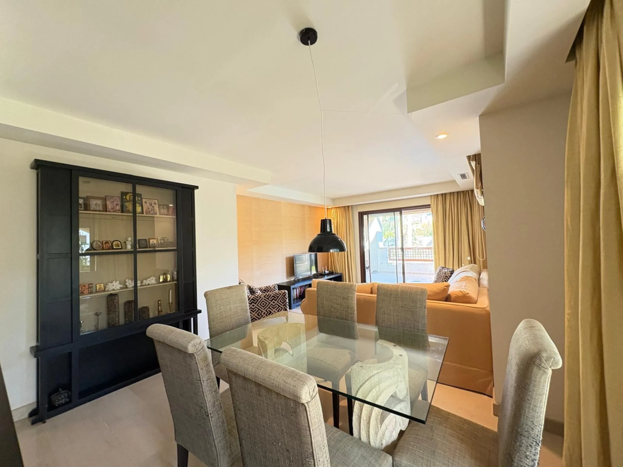 Luxury middle floor apartment, located in amazing residencial complex, within walking distance to all services and the marina of Puerto Banus.