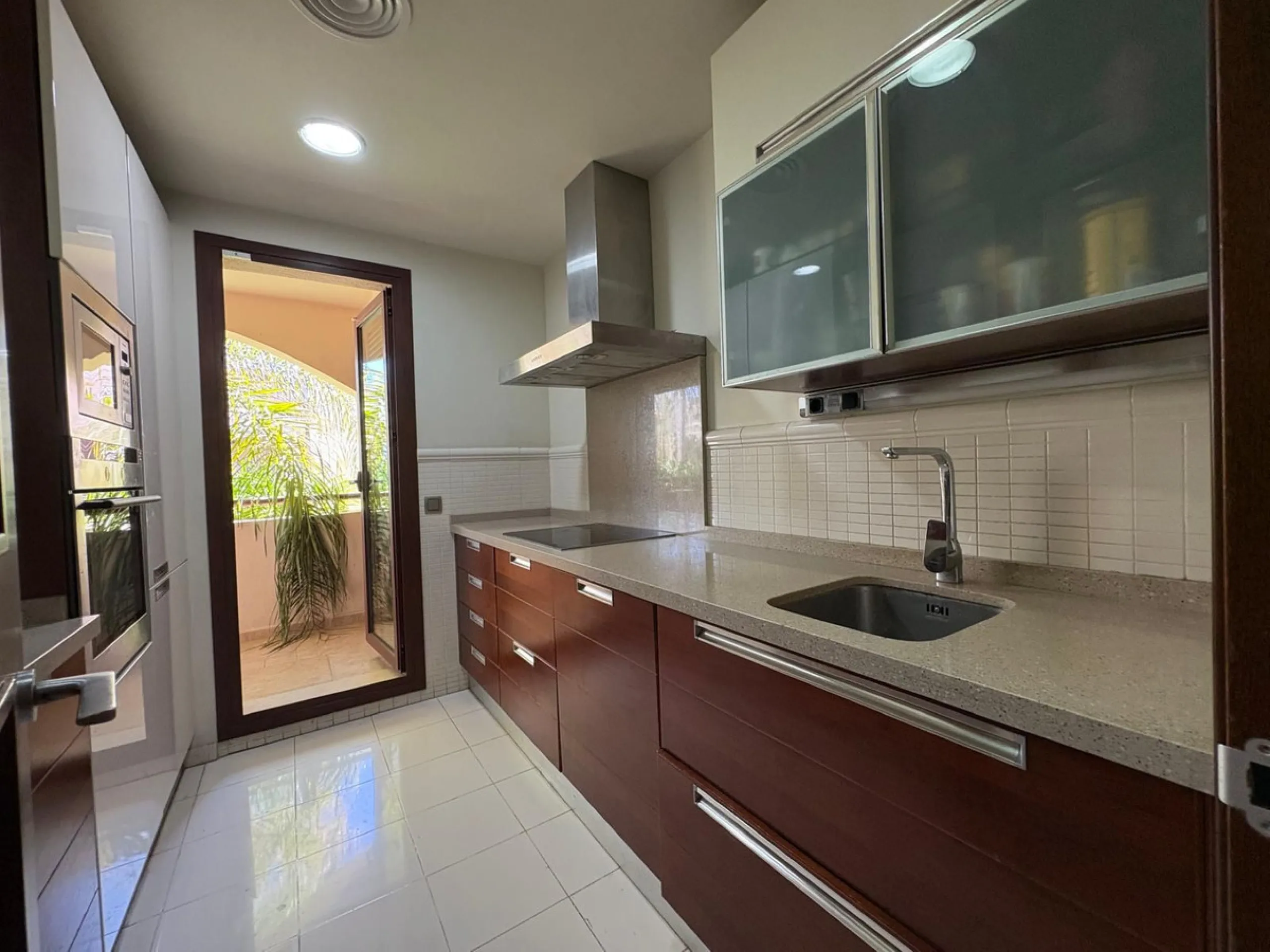 Luxury middle floor apartment, located in amazing residencial complex, within walking distance to all services and the marina of Puerto Banus.